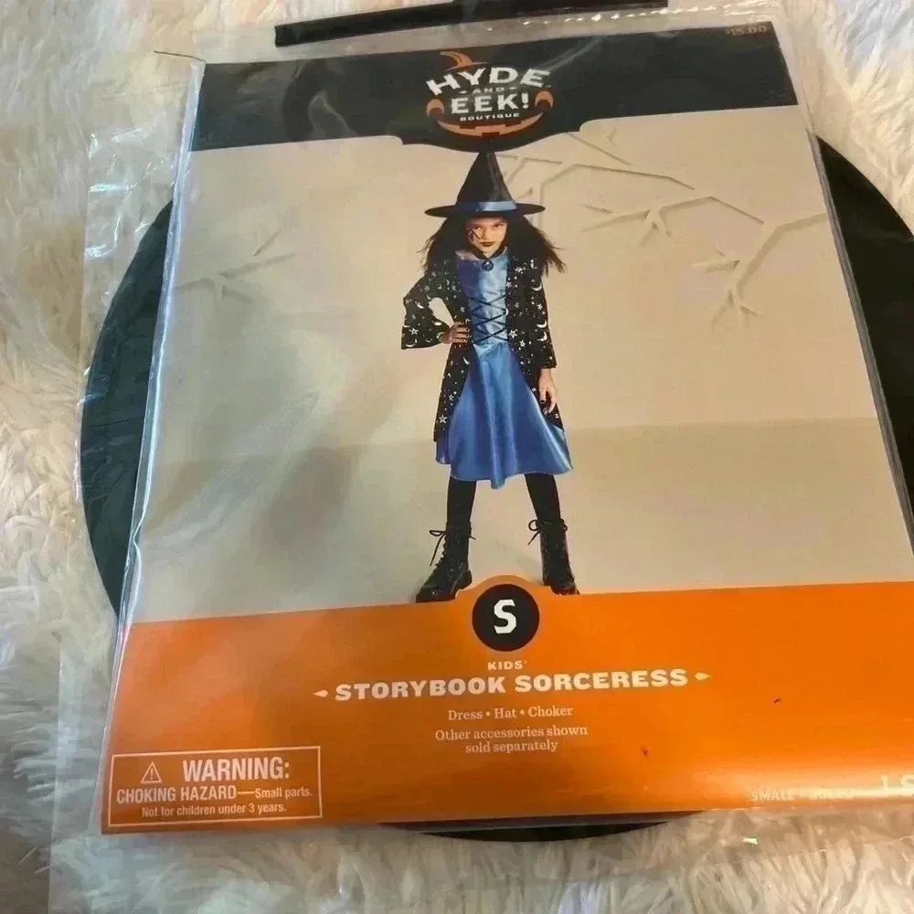 New witch‎ costume size small. Ages 4 to 7 includes the dress, hat and choker.